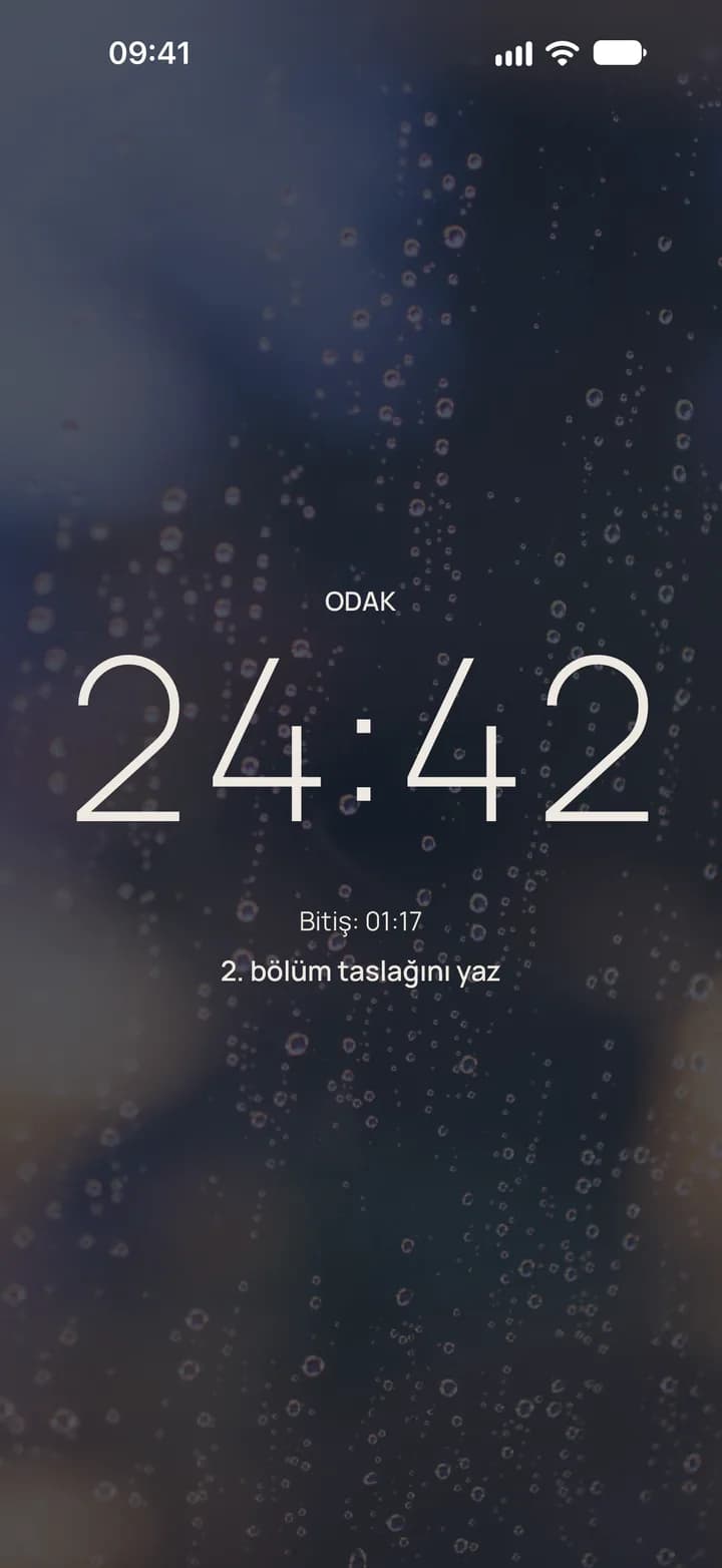 Yağmurlu pencere manzarası üstünde odak modu